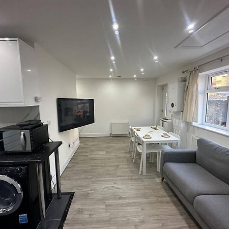 2 Bedroom House,Brownhillrd Se6 伦敦 外观 照片