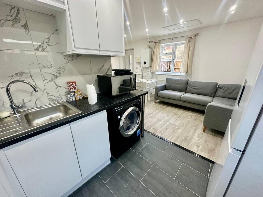2 Bedroom House,Brownhillrd Se6 伦敦 外观 照片