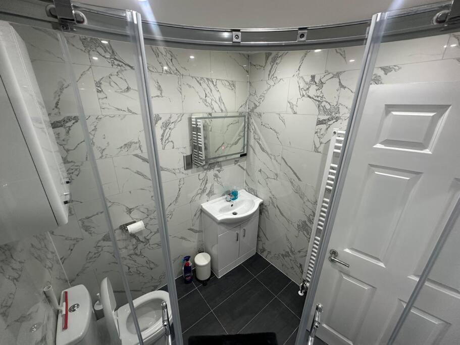 2 Bedroom House,Brownhillrd Se6 伦敦 外观 照片