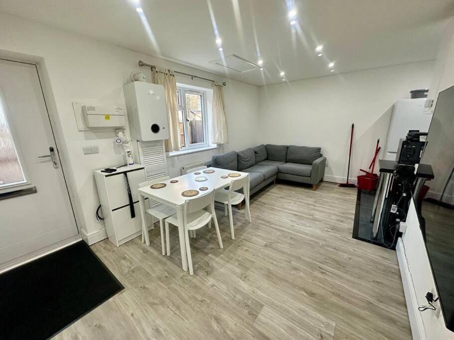 2 Bedroom House,Brownhillrd Se6 伦敦 外观 照片