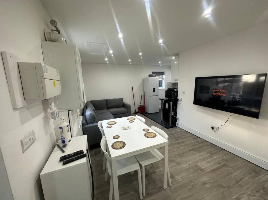 2 Bedroom House,Brownhillrd Se6 伦敦 外观 照片