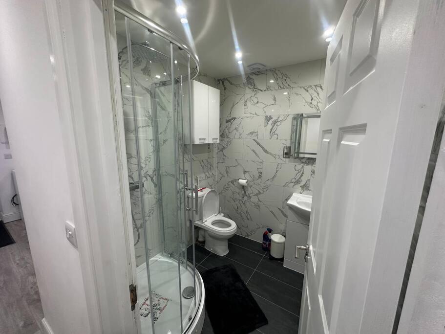 2 Bedroom House,Brownhillrd Se6 伦敦 外观 照片